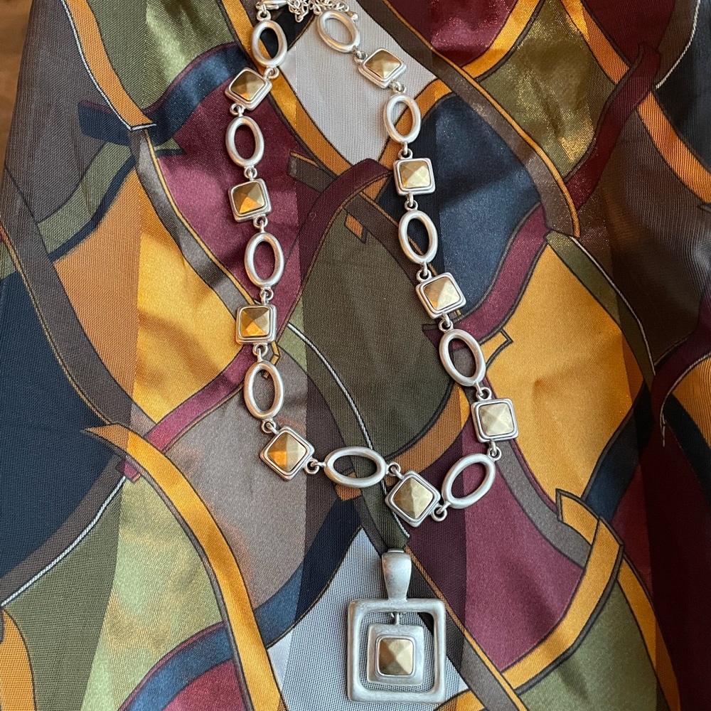 Premier Designs Fabulous Finds necklace 18in long with 3 in extender